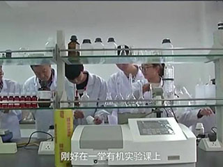 江西理工大學(xué)化學(xué)實驗室學(xué)生讓校園“局部下雪”