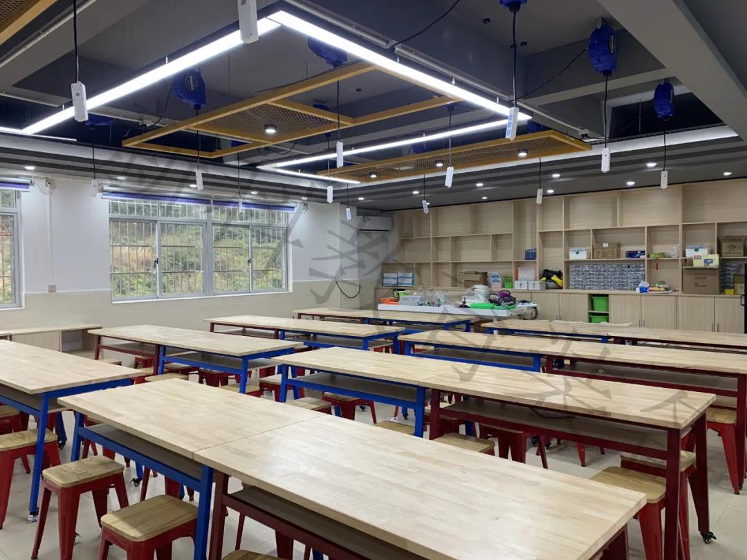 <a href='http://m.ahmjh.cn' target='1' style='font-size:14px; font-weight:bold; color:#0080ff;'>創客實驗室</a>