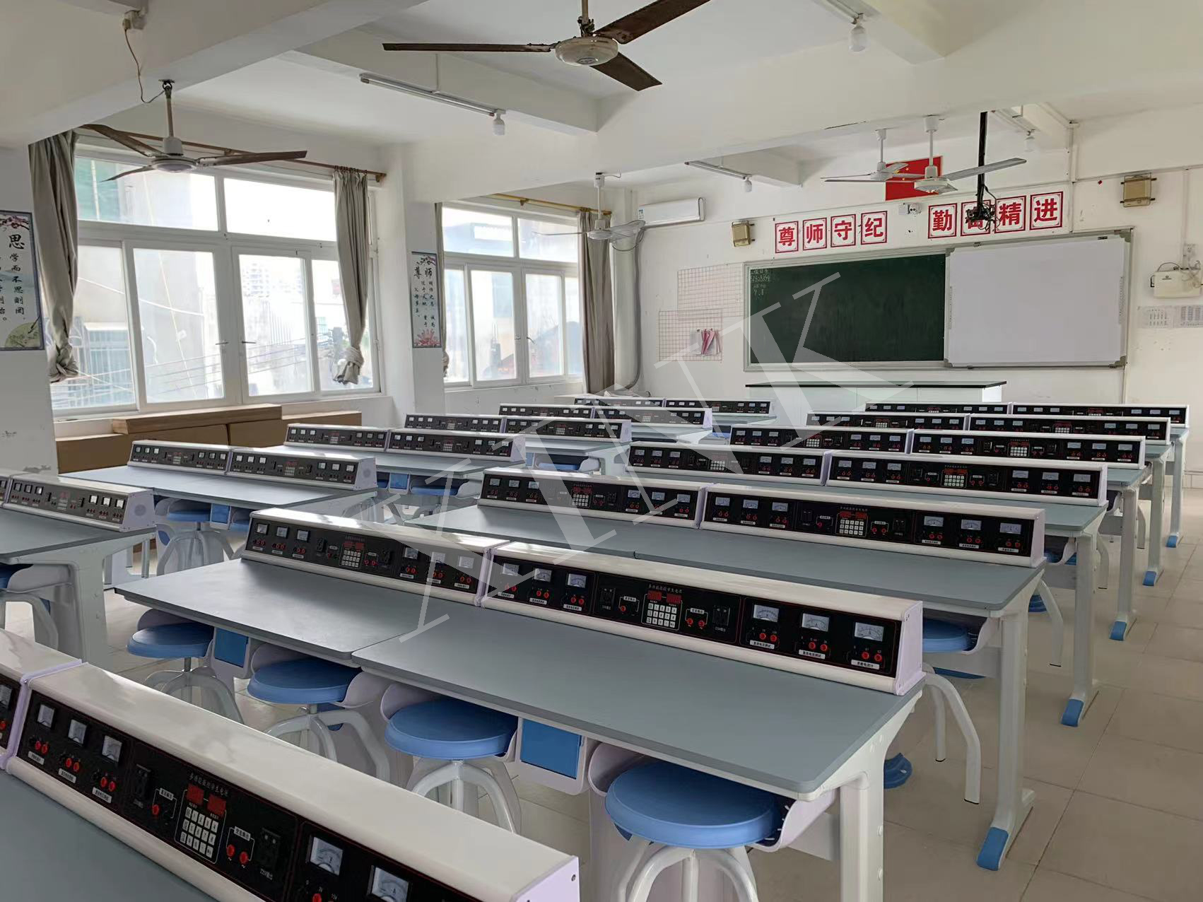 電學<a href='http://m.ahmjh.cn/' target='1' style='font-size:14px; font-weight:bold; color:#0080ff;'>物理實驗室</a>