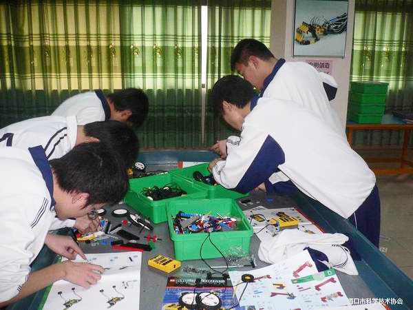 <a href='http://m.ahmjh.cn/chanpin/60-1.html' target='1' style='font-size:18px; font-weight:bold; color:#000000;'>機器人功能室</a>